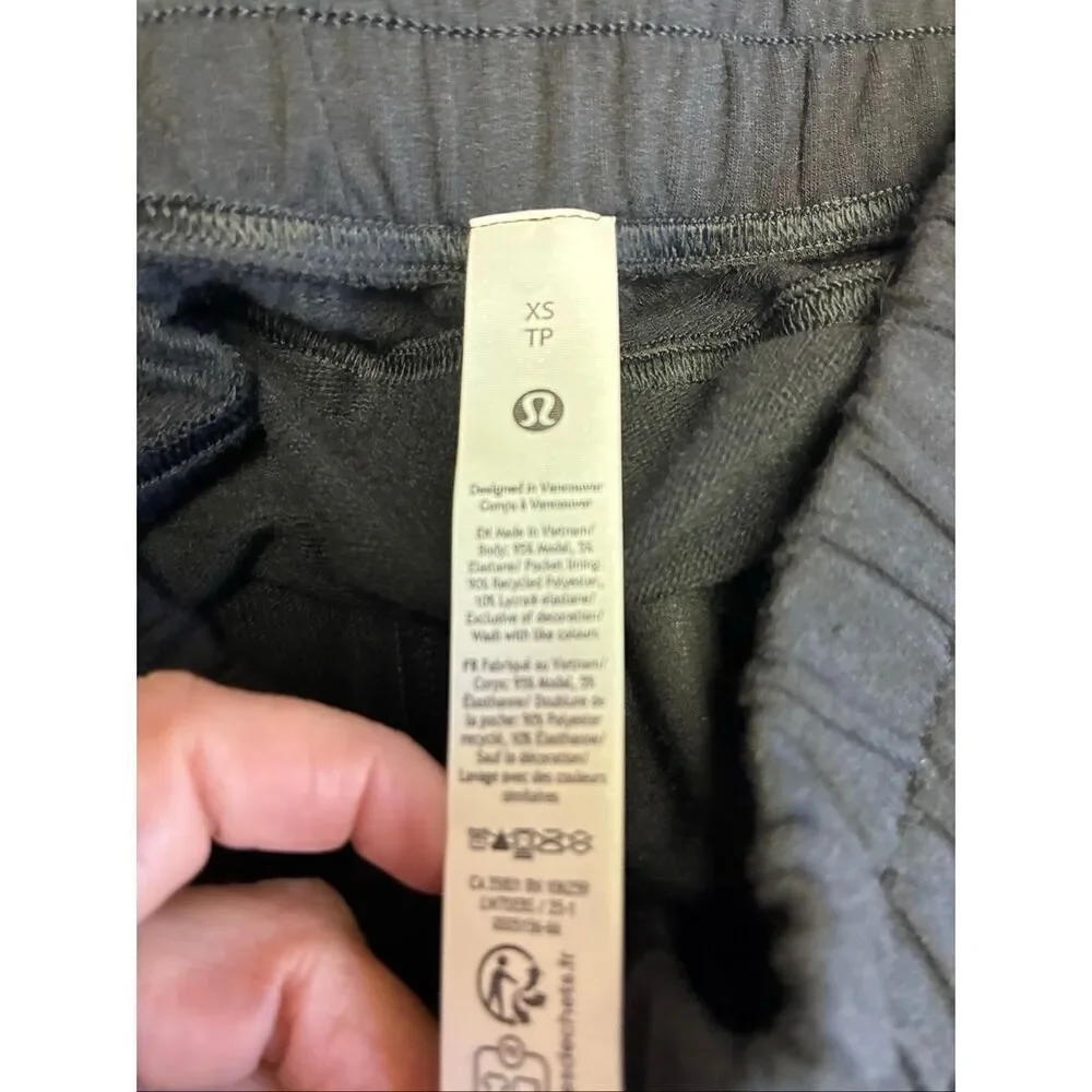 Lululemon NWT Be Calm Mid Rise Bermuda Shorts in Black Size XS